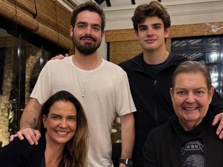 Faustão celebra 24 anos de casamento em foto com a família