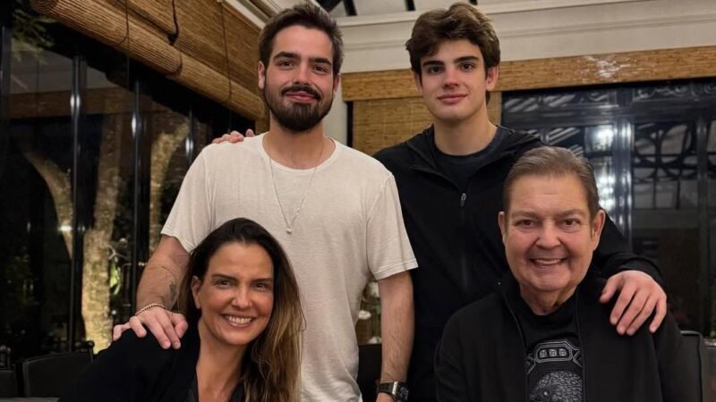 Faustão celebra 24 anos de casamento em foto com a família