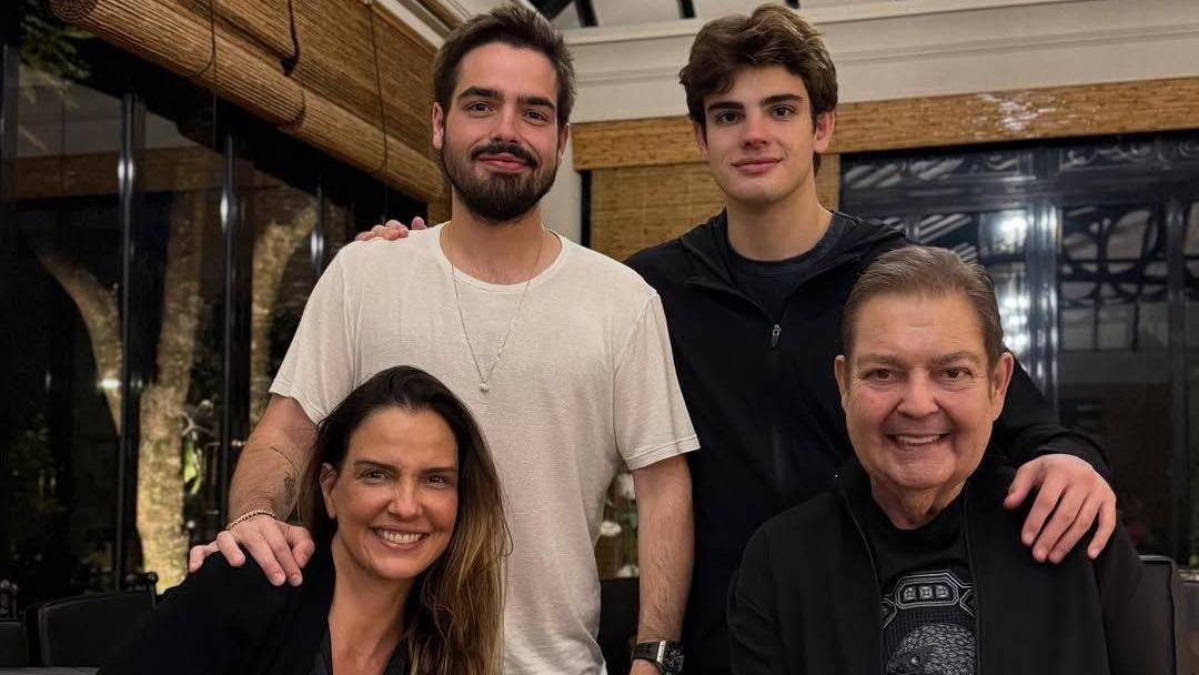 Faustão celebra 24 anos de casamento em foto com a família